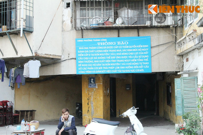 Trước sự xuống cấp nghiêm trọng của tòa chung cư cũ G6A Thành Công, UBND phường Thành Công đã gắn biển thông báo cấm các hành vi cơi nới, sửa chữa vi phạm, ảnh hưởng đến tòa nhà.