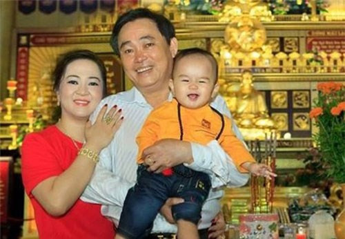 Trong buổi lễ thôi nôi của cậu bé vào 21/9/2013, ông Huỳnh Uy Dũng và bà Nguyễn Phương Hằng đã chính thức tuyên bố trao khối tài sản khổng lồ gần chục nghìn tỷ đồng cho cậu bé. Khối tài sản này bao gồm: khu du lịch Đại Nam, khu công nghiệp Sóng Thần 2, Sóng Thần 3, khu dân cư Dĩ An, Bình Phước... Ảnh: Vietnamnet.