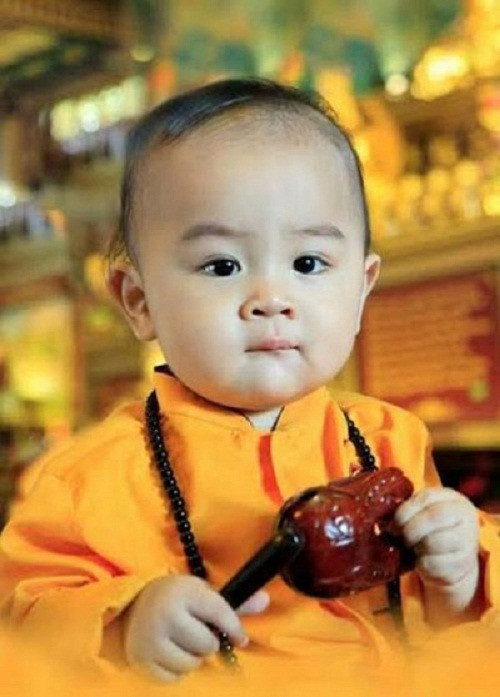 Như vậy, cậu bé mới 1 tuổi đã chính thức trở thành Chủ tịch HĐQT Công ty cổ phần Đại Nam, với hơn 2.000 nhân viên. Hiện tại, Huỳnh Hằng Hữu là tỷ phú nhỏ tuổi nhất Việt Nam. Ảnh: Công lý.