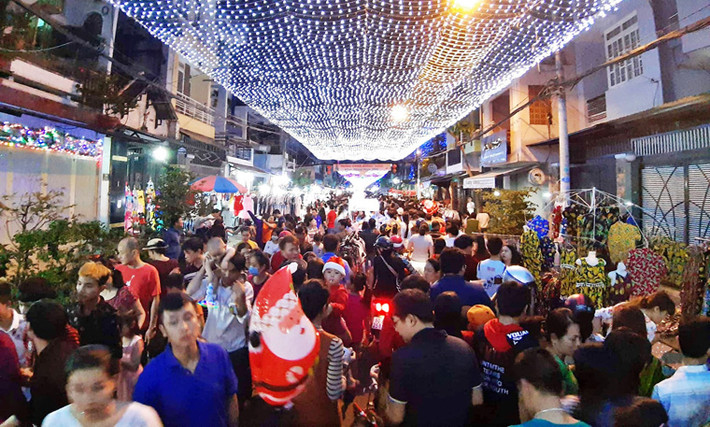 Các khu vui chơi, giải trí, Trung tâm thương mại, Nhà thờ ở khắp TP HCM từ các quận trung tâm ra đến vùng ngoại ô đều tấp nập người dân xuống phố vui Giáng sinh.