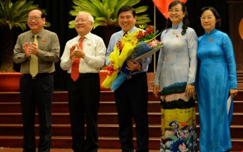 7. Ông Nguyễn Thành Phong được bầu làm Chủ tịch UBND TP.HCM Sáng 11/12, tại kỳ họp thứ 20 HĐND TP.HCM khóa 8 nhiệm kỳ 2011-2016, ông Nguyễn Thành Phong được bầu vào chức vụ Chủ tịch UBND TP.HCM với tỉ lệ phiếu bầu 85,10%. Ông Nguyễn Thành Phong sinh ngày 18/7/1962, tại xã Tam Phước, huyện Châu Thành, tỉnh Bến Tre. Năm 2010, ông được bầu làm Bí thư Tỉnh ủy Bến Tre. Năm 2013, ông được bầu giữ chức Chủ tịch HĐND tỉnh Bến Tre. Tháng 10/2015, ông Nguyễn Thành Phong tái cử Phó Bí thư Thành ủy TP.HCM.