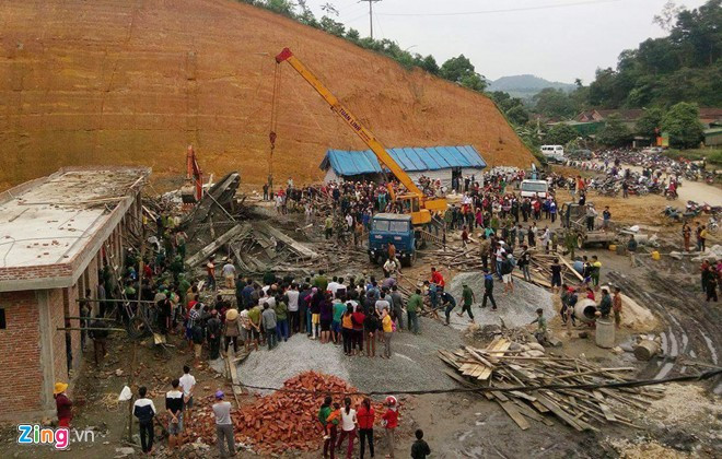 4. Sập giàn giáo ở Hà Tĩnh, nhiều người bị vùi lấp Theo Sở LĐ-TB&XH Hà Tĩnh, vào khoảng 13h45 ngày 9/12, khi công trình xây dựng trạm xăng dầu Sơn Kim 1 (Hương Sơn, Hà Tĩnh) thực hiện đổ bê tông được 3/4 mái thì bất ngờ đổ sập hoàn toàn. Thời điểm tai nạn có 28 người đang làm việc tại công trường, trong đó có 25 người làm việc trực tiếp tại phần mái đổ bê tông. Hậu quả vụ sập giàn giáo khiến 2 người tử chết và 6 người bị thương. Nguyên nhân ban đầu được xác định là do hệ thống cốp pha giàn giáo và nền đất nơi dựng giàn giáo không đủ chắc chắn, mất khả năng chịu lực, gây sụp đổ.