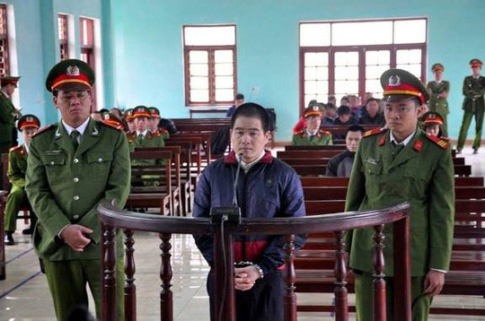 6. VKS đề nghị 6 án tử hình trong vụ Tàng 'Keangnam Sau hai ngày xét xử, chiều 10/12, VKSND tỉnh Bắc Ninh đề nghị tuyên phạt tử hình Tàng "Keangnam", Lương Thị Thảo (36 tuổi), Sồng A Nếnh (43 tuổi), Tráng A Nếnh (24 tuổi), Giàng A Nhà (31), Giàng A Chờ (45 tuổi). Riêng Tráng A Ký, VKS đề nghị án chung thân, song tổng hợp với án tử hình bị Tòa phúc thẩm TAND Tối cao tại Hà Nội tuyên trước đó nên bị đề nghị mức phạt chung là tử hình. 5 án chung thân được VKS đề nghị áp dụng với Tráng A Chư (57 tuổi, bố Tàng), Giàng Thị Sua (vợ Tàng, 31 tuổi), Tráng A Mùa (45 tuổi), Sùng A Lánh (42 tuổi), Vũ Văn Lâm.