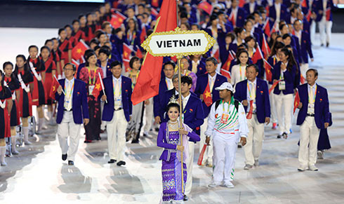 3. Hà Nội nhận đăng cai SEA Games 31 UBND TP Hà Nội vừa có công văn gửi Bộ Văn hoá - Thể thao và Du lịch, Tổng cục TDTT về việc xác nhận đăng cai Đại hội Thể thao Đông Nam Á năm 2021. Sáng 5/4, ông Vương Bích Thắng, Tổng cục trưởng Tổng cục TDTT cho biết: “Tổng cục làm đề án SEA Games theo yêu cầu của Thủ tướng. Sau khi hoàn thành đề án, chúng tôi gửi Hà Nội và các địa phương khác, nơi có thể tổ chức một số môn. Về cơ bản, Hà Nội vẫn là địa phương chính diễn ra SEA Games. Nay địa phương này đã xác nhận đăng cai SEA Games nếu được giao. Quyết định cuối cùng chờ Chính phủ duy."