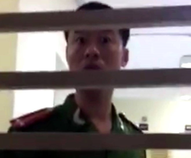 9. Tạm đình chỉ trung úy công an nhổ nước bọt vào mặt dân Chiều 8/4, Đại tá Võ Hồng Phương, Trưởng Công an quận Đống Đa cho biết, ông vừa ký quyết định tạm đình chỉ công tác đối với trung úy Nguyễn Văn Bắc vì có liên quan đến clip công an bị tố nhổ nước bọt vào mặt dân. heo Đại tá Phương, trung úy Nguyễn Văn Bắc (29 tuổi) mới chuyển công tác từ Công an tỉnh Lâm Đồng ra Công an Hà Nội từ tháng 12/2015 và nhận nhiệm vụ tại Công an phường Trung Liệt, quận Đống Đa từ tháng 1/2016. Trưởng công an quận cho biết, sẽ mời người tố cáo đến cơ quan công an để cung cấp thêm thông tin. Ai sai đến đâu sẽ xử lý đến đó.