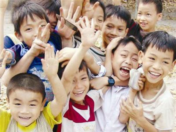 2. Quốc hội không đồng ý nâng tuổi trẻ em lên dưới 18 Sáng 5/4, các ĐB Quốc hội đã biểu quyết thông qua với tỷ lệ tán thành cao với Điều 5 về nguyên tắc bảo đảm thực hiện quyền và bổn phận của trẻ em; Điều 6 về các hành vi bị nghiêm cấm và Điều 78 về bảo đảm để trẻ em tham gia vào các vấn đề trẻ em. Kết quả biểu quyết thông qua toàn bộ dự thảo Luật trẻ em cho thấy có 444 đại biểu tán thành, chiếm 89,88% tổng số đại biểu Quốc hội. Như vạy, trước khi Luật trẻ em được thông qua, Uỷ ban Thường vụ Quốc hội đã tiếp thu ý kiến của nhiều ĐB khi quyết định giữ nguyên độ tuổi trẻ em dưới 16 như quy định hiện hành.