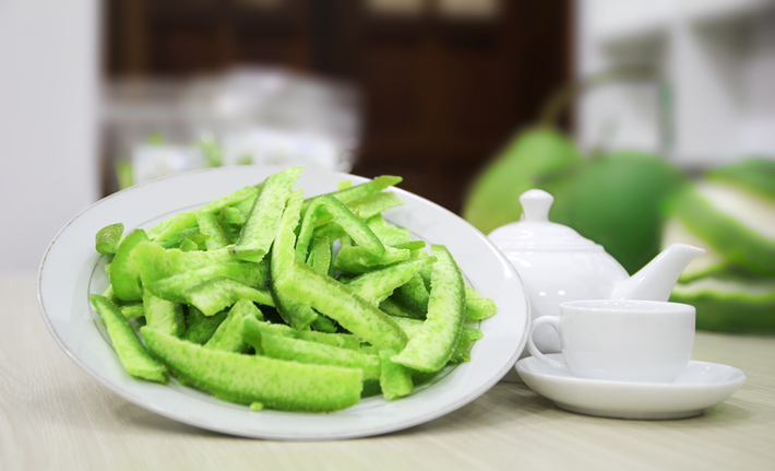 1. Mứt vỏ bưởi Thái Lan Trên thị trường bánh kẹo, mứt Tết năm nay có sự “đổ bộ” của loạt hàng hoa quả, mứt sấy nhập ngoại với giá gần triệu đồng/kg, như mứt vỏ bưởi Thái Lan có giá khoảng 500.000 – 650.000 đồng/kg. Ảnh: chiaki.vn.