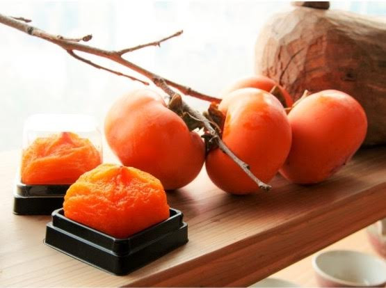 3. Hồng dẻo nguyên quả Hàn Quốc Hồng dẻo nguyên quả Hàn Quốc được sấy khô tự nhiên nên có vị ngọt dịu tùy loại, có thể được đóng thành khay vài quả hoặc đóng hộp riêng từng quả được bán với giá từ 400.000 - 1,2 triệu đồng/hộp. Ảnh: Tiêu dùng Plus.