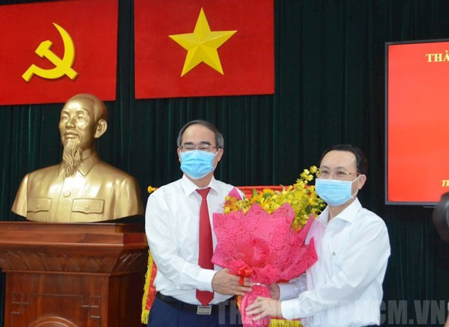 Ông Nguyễn Văn Hiếu - Bí thư Quận ủy Quận 5. Ông Hiếu sinh năm 1976, quê quán Bình Định. Trình độ Thạc sĩ quản lý giáo dục, cử nhân luật, cử nhân hành chính, cao cấp lý luận chính trị.