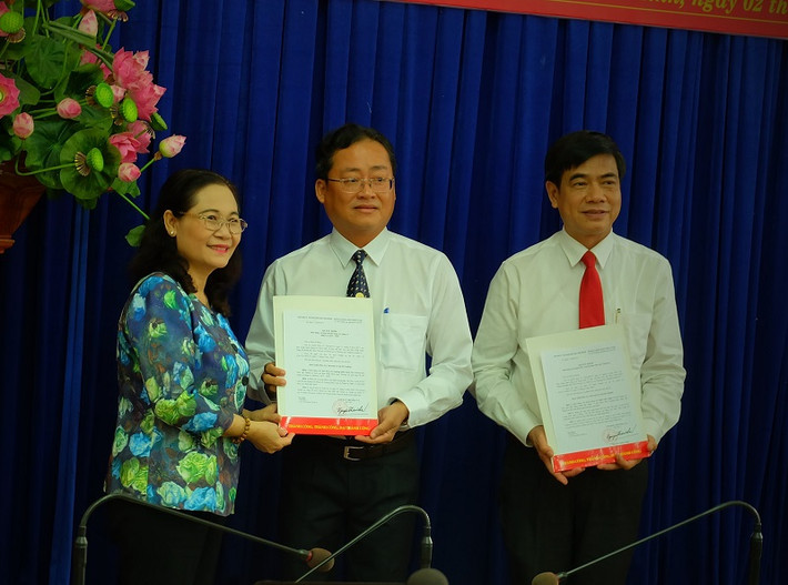 Ông Trương Quốc Lâm - Bí thư Quận ủy Quận 11. Ông Lâm sinh năm 1975, quê quán Long An. Trình độ cử nhân xã hỗ hội học, cử nhân xây dựng Đảng và chính quyền nhà nước, thạc sĩ chính trị học chuyên ngành công tác tư tưởng, cao cấp lý luận chính trị.