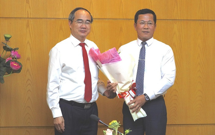 Ông Trần Hoàng Danh - Bí thư Quận ủy Quận 12. Ông Danh sinh năm 1967, quê quán TP.HCM. Trình độ cử nhân triết học, cử nhân kinh tế, cao cấp lý luận chính trị - hành chính.