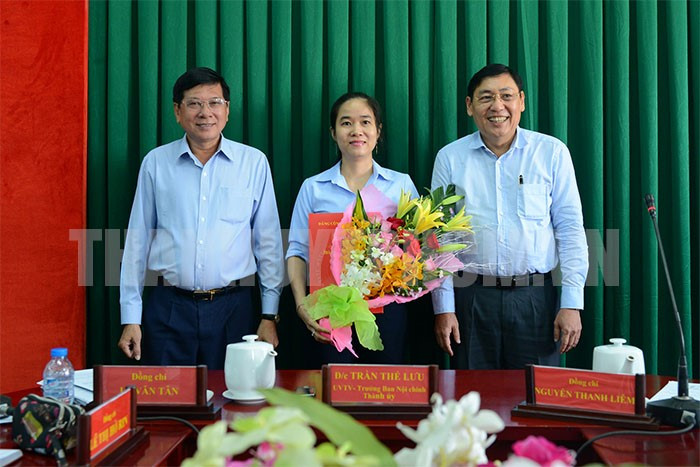 Bà Lê Thị Hờ Rin - Bí thư Quận ủy Quận 6. Bà Hờ Rin sinh năm 1977, quê quán Bến Tre. Trình độ Tiến sĩ Triết học, Cao cấp Lý luận chính trị.