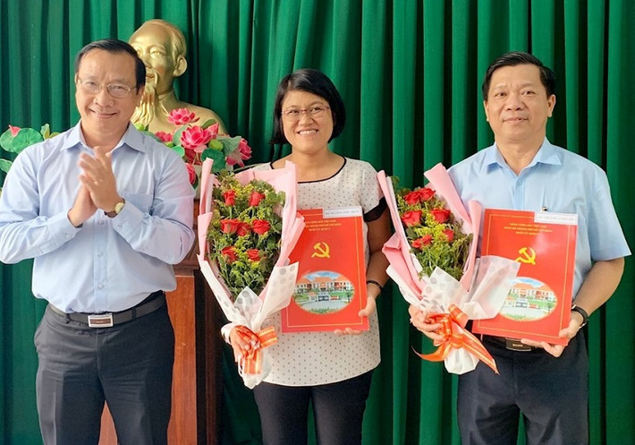 Ông Nguyễn Thành Tuấn - Bí thư Quận ủy Quận 8 (bìa trái). Ông Tuấn sinh năm 1970. Trình đô Cử nhân kinh tế ngành quản trị kinh doanh, cử nhân Luật, cao cấp lý luận chính trị.