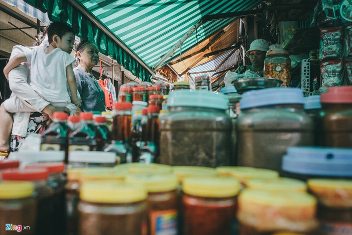 Chợ dường như không thiếu bất cứ loại mắm miền Trung nào, từ mắm tôm, mắm cá cơm, mắm tôm chua Huế, mắm rò, cho đến mắm cá chuồng, mắm cá mòi, mắm ruốc,... Cả khu chợ dậy lên mùi mắm đặc trưng của miền Trung gió biển, cát trắng và nắng vàng.
