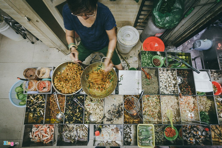 Tương tự, cửa hàng của chị Mai Thị Thanh Hiền cũng bán rất nhiều món ăn miền Trung chế biến sẵn, tập trung rất đông thực khách vào mỗi buổi chiều. Một số món tiêu biểu ở cửa hàng của chị là khăn lông bò hấp gừng xả, hến Hội An, khố linh chiên giòn, lòng xào nghệ, ốc bươu xào dừa, gỏi mít trộn,...