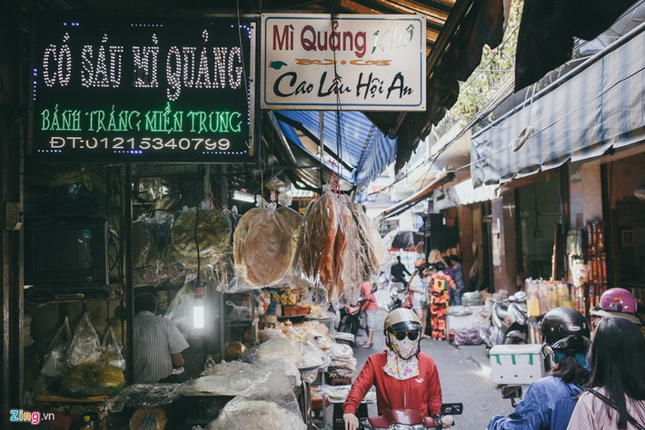 Từ lúc bà Hoa thành lập chợ vào những năm đầu 1970, chợ trở thành nơi tập trung buôn bán các sản vật của miền Trung. Nhiều mặt hàng chỉ có bán ở chợ đặc sản miền Trung này, không tìm được ở nơi khác.