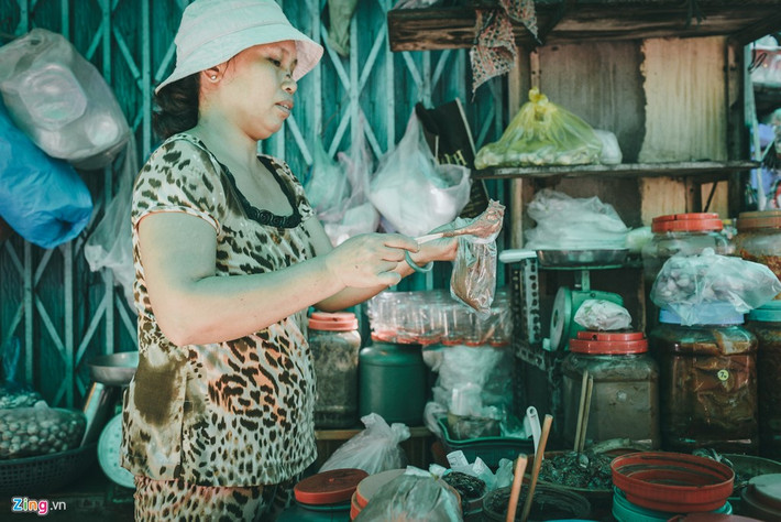 Chị Nguyễn Thị Nhật Hà, chủ một hàng bán các loại mắm tại chợ đặc sản miền Trung, cho biết chị đã theo má (mẹ) bán tại chợ từ năm 1972, khi chị còn là một cô bé. Giá các loại mắm cái khoảng 100.000 đồng/kg, mắm nêm 70.000 đồng/kg, mắm ruốc 150.000 đồng/kg.