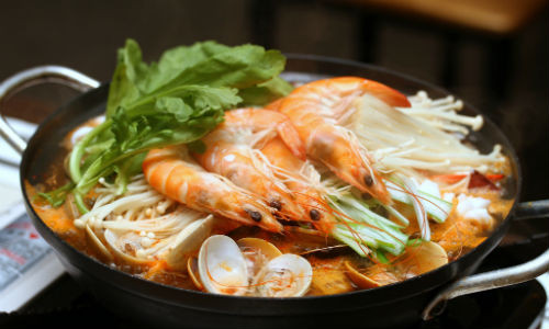 Lẩu hải sản được sử dụng phổ biến trong các buổi liên hoan thân mật của gia đình.