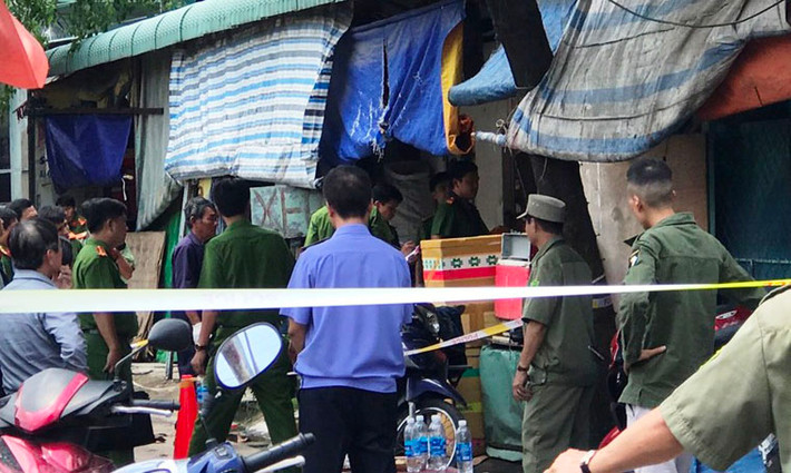 Đầu giờ chiều nay 27/5, Công an tỉnh Bình Dương đã điều động nhiều đơn vị nghiệp vụ liên quan đến hiện trường phối hợp với Công an TX Dĩ An, tỉnh Dương khám nghiệm, thu thập dấu vết vụ việc vợ mang thai 8 tháng cùng chồng con chết bất thường trong phòng trọ.