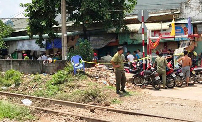 Hiện công tác khám nghiệm điều tra, làm rõ nguyên nhân đang được cơ quan chức năng khẩn trương thực hiện. Theo nhận định của nhiều người, có thể do mâu thuẫn gia đình nên người chồng giết vợ con rồi tự tử.