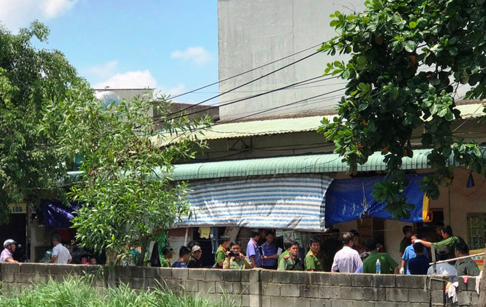 Phòng kỹ thuật hình sự Công an tỉnh Bình Dương, Viện Kiểm sát nhân dân tỉnh đã có mặt để tiến hành công tác khám nghiệm hiện trường vợ mang thai 8 tháng cùng chồng con chết bất thường.