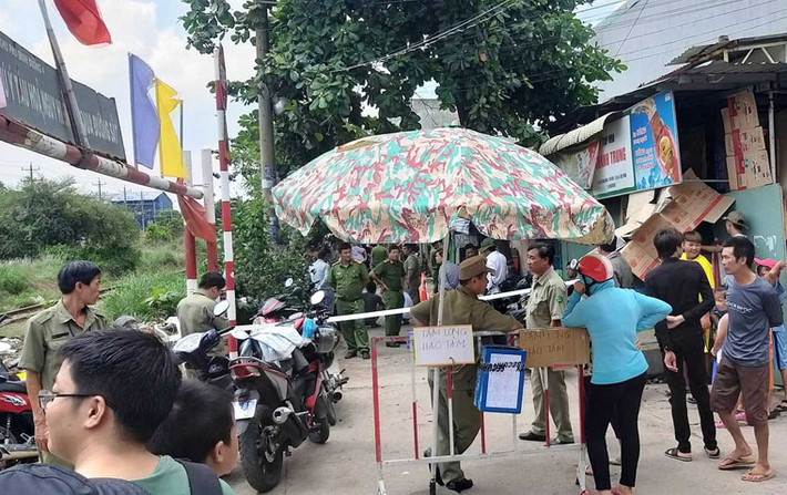 Hàng trăm người hiếu kỳ vây kín xung quanh hiện trường để theo dõi. Lực lượng an ninh địa phương phong tỏa nghiêm ngặt hiện trường.