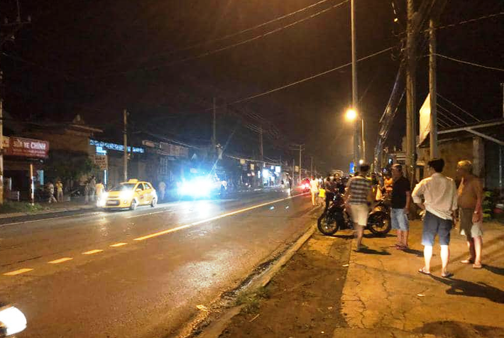 Vụ tai nạn khiến nhiều người trên 2 xe ô tô bị thương nặng. Tại hiện trường, phần đầu chiếc xe 7 chỗ bẹp dúm, biến dạng; chiếc xe tải lao gọn trong nhà dân. Vụ tai nạn vẫn chưa rõ nguyên nhân. Hiện trường đang được lực lượng chức năng điều tra, làm rõ.