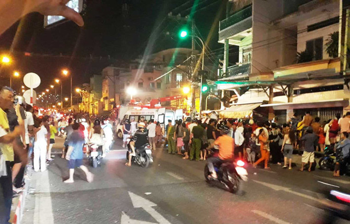 Tuy nhiên, một người đàn ông mặc đồ bảo vệ đang đi ven đường đã bị xe tông cuốn theo trọng thương, được chuyển đi cấp cứu.