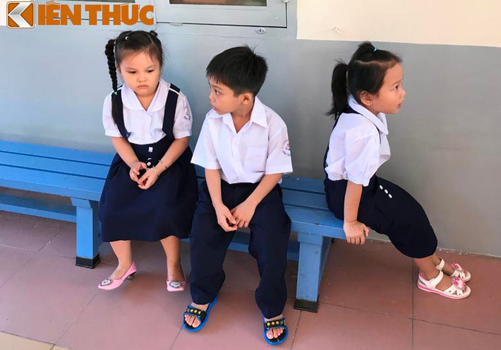Một chút bỡ ngỡ ngay buổi sáng ngày đầu tiên các học trò nhỏ bước chân vào lớp 1 ở ngôi trường cùng thầy cô, bạn bè hoàn toàn mới.