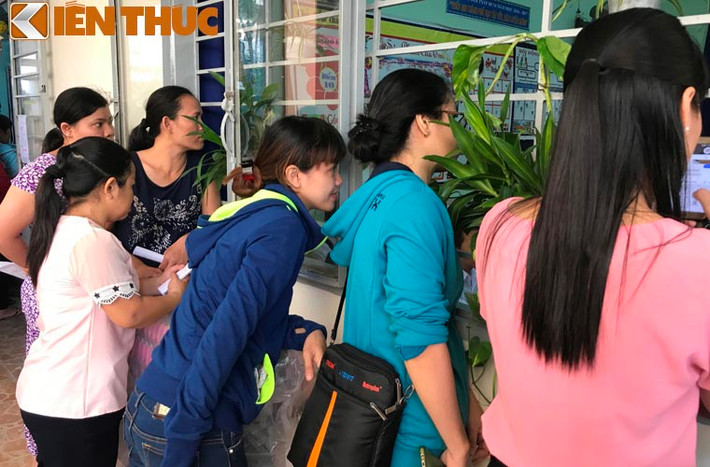 Nhiều bậc phụ huynh cũng "căng thẳng" khi ngày đầu tiên đưa con, em mình vào lớp 1.