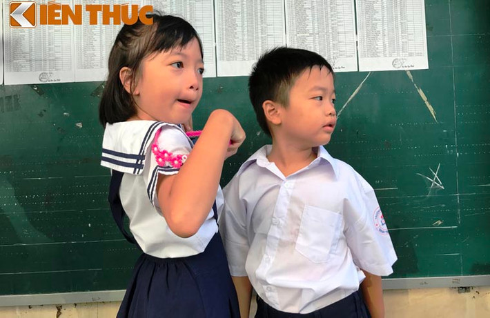 Nét dễ thương của 2 cô, cậu học trò khi lần đầu tiên mặc bộ đồng phục học sinh tiểu học.