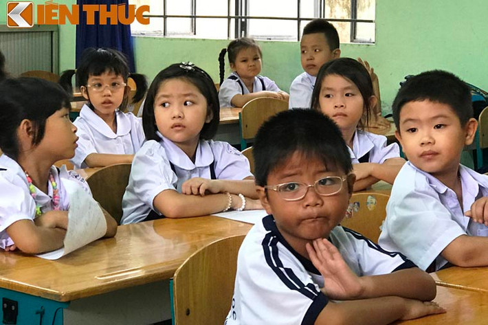 Ánh mắt ngỡ ngàng của những cô cậu học trò ngày đầu tiên bước vào lớp 1.