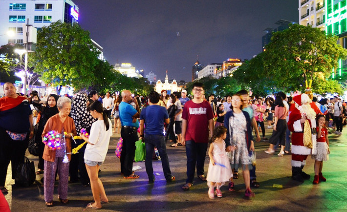 Trước lễ Giáng sinh 2018, nhiều tuyến đường, khu vui chơi giải trí, Trung tâm thương mại… ở TP HCM rực rỡ ánh đèn đầy màu sắc mừng lễ Noel.