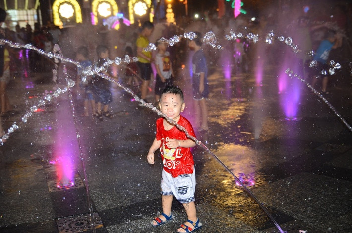 Vẻ thích thú của các em nhỏ khi được tắm nước trên phố đi bộ.