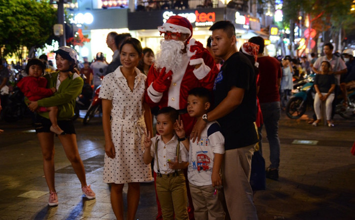 Nhiều gia đình đưa các em nhỏ đến vui chơi và chụp ảnh lưu niệm cùng ông già Noel.