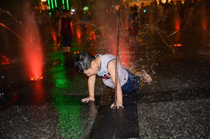 Đêm trước ngày Giáng sinh, trẻ em tranh nhau tắm trên phố Nguyễn Huệ
