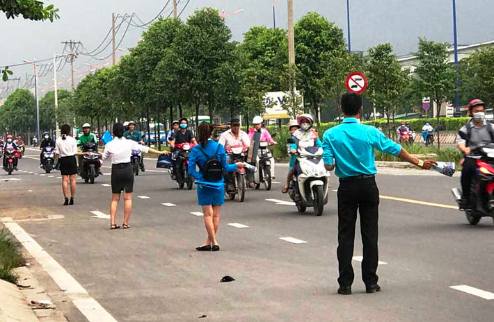 Những ngày qua, nhất là vào giờ cao điểm buổi chiều, người qua lại tuyến đường song hành XLHN (thuộc địa bàn 2 phường Hiệp Phú và Phước Long A, quận 9, TP HCM) vô cùng khó chịu, thậm chí nhiều vụ TNGT suýt xảy ra do kiểu tiếp thị "không giống ai" của hàng chục nam, nữ thanh niên cho 1 dự án căn hộ.