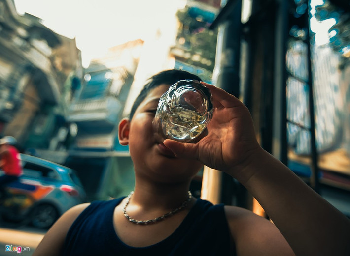 Một em bé uống trà xanh ở quán nước trên phố Hàng Tre. Trà đá phục vụ cho mọi đối tượng, từ sinh viên, anh xe ôm, đến cán bộ nhà nước... Trà đá chẳng phân biệt giai cấp hay tính cách con người... thậm chí một số nhà nghiên cứu văn hoá của Hà Nội còn đặt cho nó là “ Văn hoá trà đá - Văn hoá vỉa hè”.