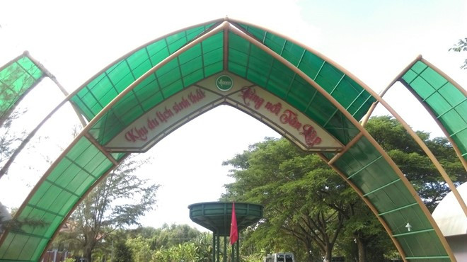 Từ TP HCM, đi khoảng 100 km về phía tây với hơn 2 giờ đi xe dọc theo tuyến đường QL N2, sau đó rẽ phải vào đường QL 62, đi thẳng khoảng 35 km, bạn đã đến được khu du lịch Làng nổi Tân Lập thuộc huyện Mộc Hóa, tỉnh Long An. Phí vào cổng là 50.000 đồng. Khách sẽ được nhận một chiếc mũ, một chai nước, khăn lạnh và được vận chuyển vào rừng.