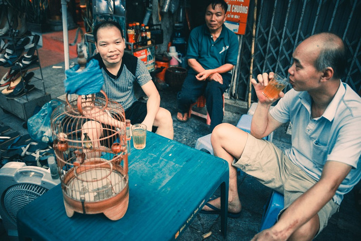 Nếu bạn từng lang thang trên những con phố Hà Nội, từng trải qua quãng đời sinh viên trên mảnh đất Thăng Long - Hà Nội nghìn năm tuổi, trà đá không hề xa lạ, còn là nét văn hóa riêng, rất quen thuộc nhưng lại không dễ để nhận ra.