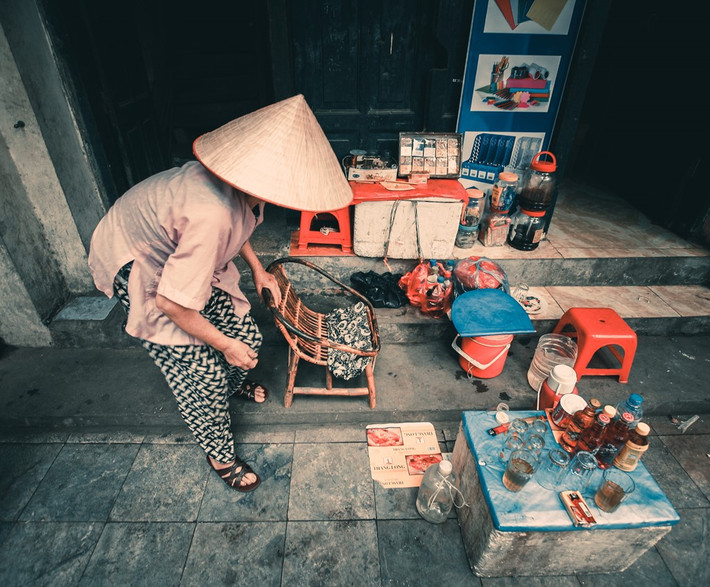 Trên phố Hàng Chiếu, “tiện nghi” của trà đá đôi khi chỉ là miếng xốp được cắt ra làm bàn hay vài ba chiếc ghế nhựa.