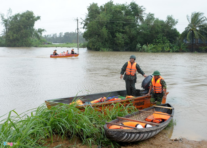 Lực lượng quân đội Phú Yên bắt đầu triển khai phương án về các địa phương giúp dân khắc phục hậu quả do mưa lũ gây ra.