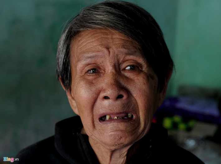 Bà Nguyễn Thị Kim Chung (73 tuổi, mẹ chồng nạn nhân) òa khóc cho rằng con dâu hiền lành chất phác, rất mực hiếu thảo với mẹ cha vậy mà sao nước lũ nỡ nhấn chìm để vội lìa đời để lại mấy đứa cháu thơ dại. "Lá vàng chưa rụng, lá xanh đã vội lìa cành, vợ chồng già tôi đau đớn lắm. Chỉ vì con dâu thương mấy con bò bị lũ cuốn trôi nên mới xảy ra chuyện xót xa thế này", bà Chung nấc nghẹn.