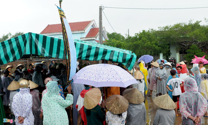 Thi thể của Bạch được gia đình cùng người dân địa phương đưa về dựng trại che trước nhà văn hóa thôn Bình Thạnh, xã An Ninh Đông. Chiều 4/11, trời tiếp tục mưa như trút nước, gia đình cùng người dân nơi đây đã đưa nạn nhân về nơi yên nghỉ cuối cùng.