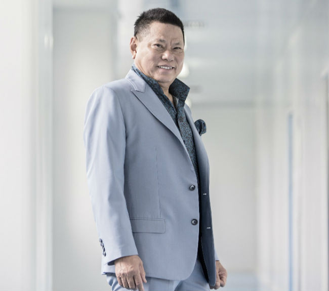 3. Tỷ phú Hoàng Kiều Tỷ phú Hoàng Kiều được tờ tạp chí danh tiếng của Mỹ - Forbes xếp hạng thứ 693 trên thế giới năm 2017 với khối tài sản lên đến 2,9 tỷ USD. Ông sinh ra và lớn lên tại làng Bích Khê, huyện Triệu Phong, Quảng Trị. Vốn yêu thích công việc kinh doanh từ nhỏ, ông Hoàng Kiều sớm đạt được thành công ở tuổi 30, khi sở hữu một khách sạn lớn ở Đà Nẵng. Ảnh: vietnamfinance.vn.