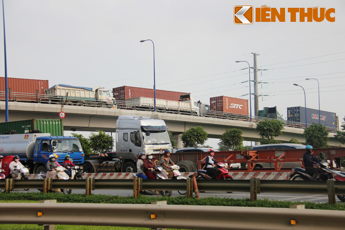Trên cầu vượt Cát Lái và XLHN đều kẹt cứng phương tiện.