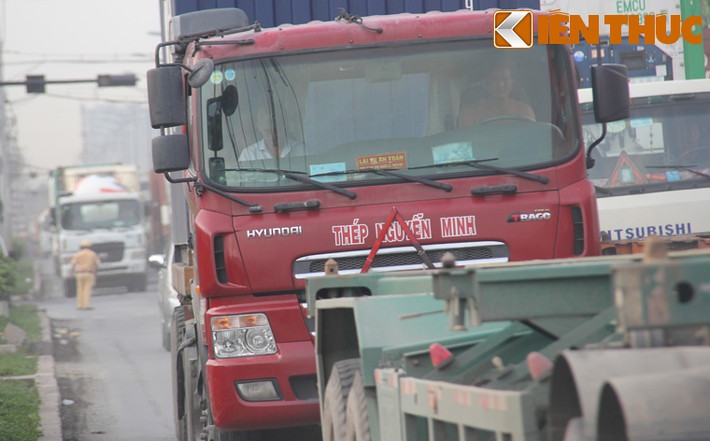 CSGT dù được tăng cường tối đa lực lượng đứng giữa nắng bụi ngộp trời để điều tiết, phân luồng nhưng vẫn không thể nào giải quyết được thảm cảnh kẹt xe mỗi lúc càng thêm trầm trọng.