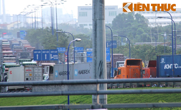 Hàng trăm nghìn phương tiện xếp hàng kéo dài nhiều km từ XLHN đến đại lộ Mai Chí Thọ...