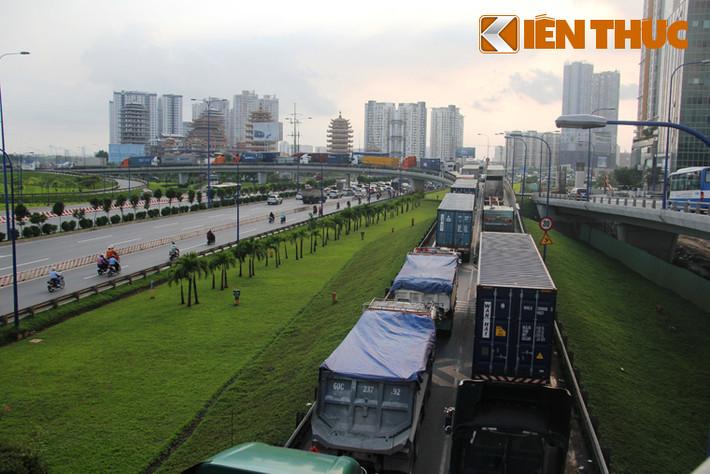 Xe tải, xe đầu kéo container nối đuôi qua cầu vượt Cát Lái...
