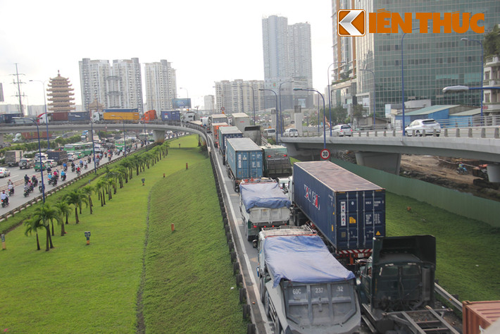 Cầu vượt Cát Lái từ hướng XLHN vào đại lộ Mai Chí Thọ "rung bần bật" khi lượng xe tải, container... chất đầy hàng nằm bất động trên cầu vì không thể lưu thông.